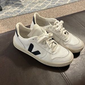 Veja V-10 Sneakers (White / Black) - Size 7 US